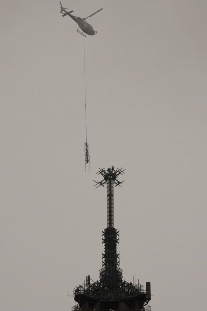 Айфеловата кула порасна с 6 метра