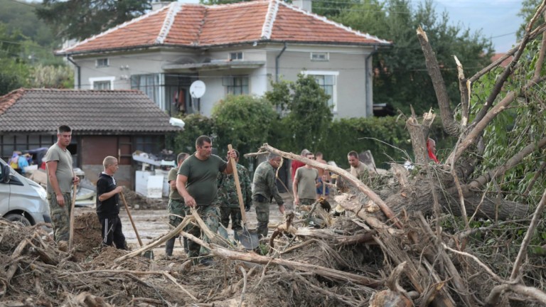 ДОБРОВОЛЦИ ПОМАГАТ НА ПОСТРАДАЛИТЕ