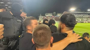 Полицаи свалиха транспарант срещу БФС в Разград