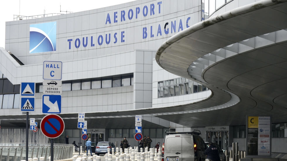 Осем летища във Франция затворени след заплахи по имейл