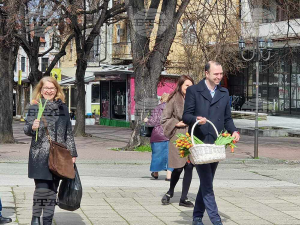 Лалета на сто дами раздаде днес лично на централния площад в Кюстендил кметът Огнян Атанасов