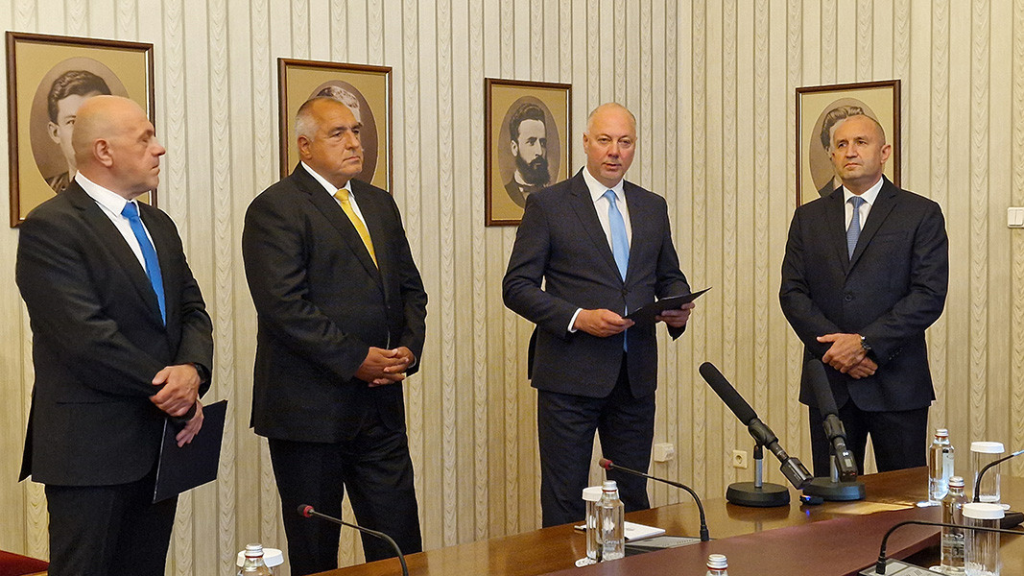 Номинираният за премиер от ГЕРБ-СДС Росен Желязков получи и веднага върна изпълнен на президента Румен Радев проучвателния мандат за съставяне на правителство.