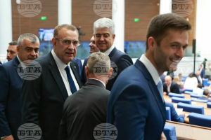 Парламентарната група на ДПС изключи от състава си Джевдет Чакъров и още 16 народни представители