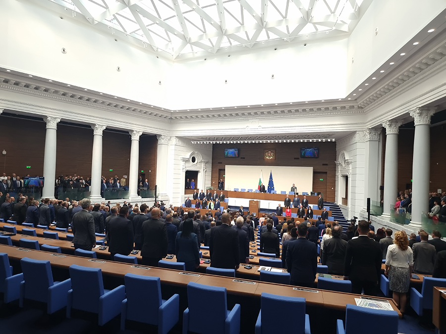 Парламентарното "номадство" остава забранено