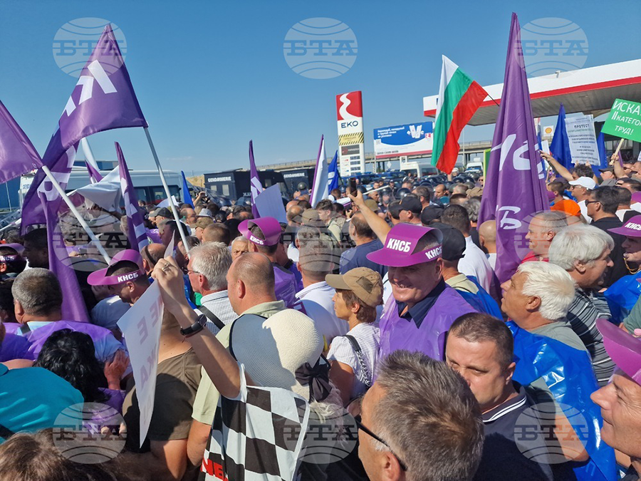 Протест на служители в държавните горски и ловни стопанства на АМ "Тракия".