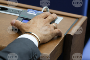 Парламентът реши таксите за платено обучение да бъдат намалени с 40%