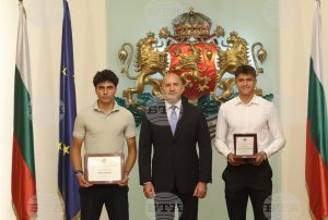 Президентът Румен Радев удостои с почетни плакети тенисистите Иван Иванов и Александър