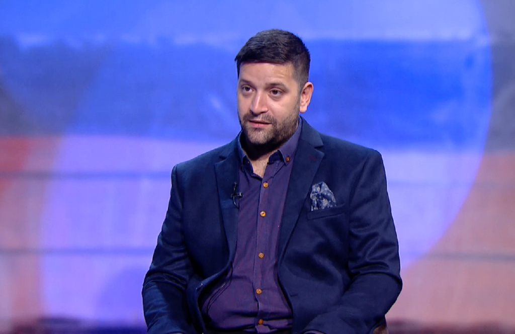 Диригентът на Хора на софийските момчета - Александър Митев в Анфас