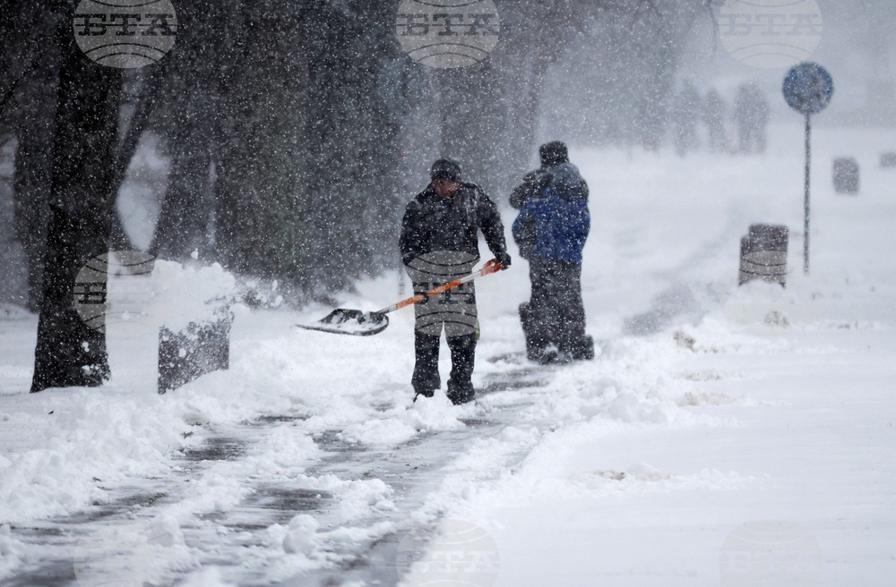 Сняг вали в близо половината области в страната