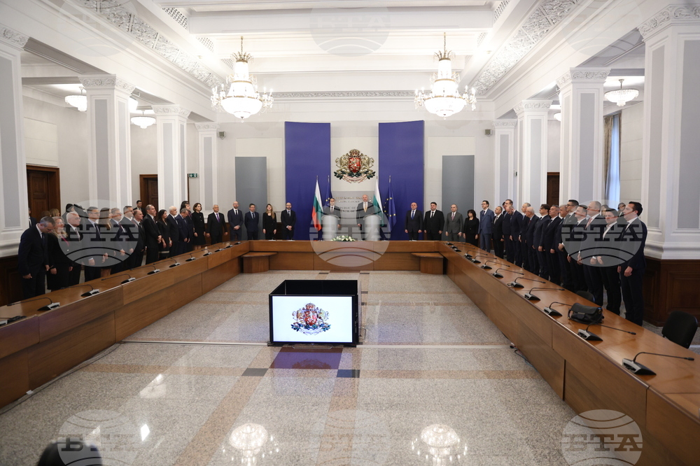 Служебното правителство с премиер Андрей Гюров встъпи в длъжност