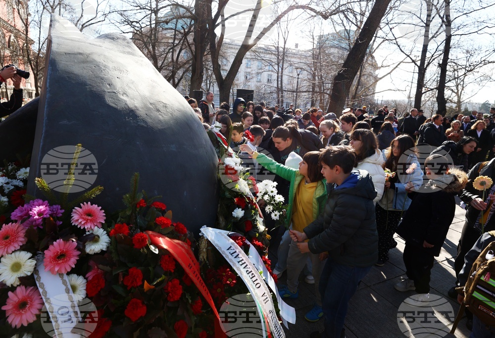 С молитва и поднасяне на венци и цветя в София бяха отбелязани 83 години от спасяването на българските евреи