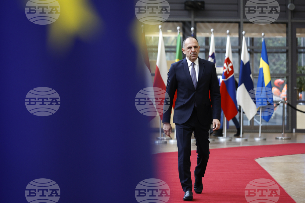 Гърция не подкрепя отделни споразумения за преминаване на търговски кораби през Ормузкия проток, а иска трайно решение за гарантиране на мира