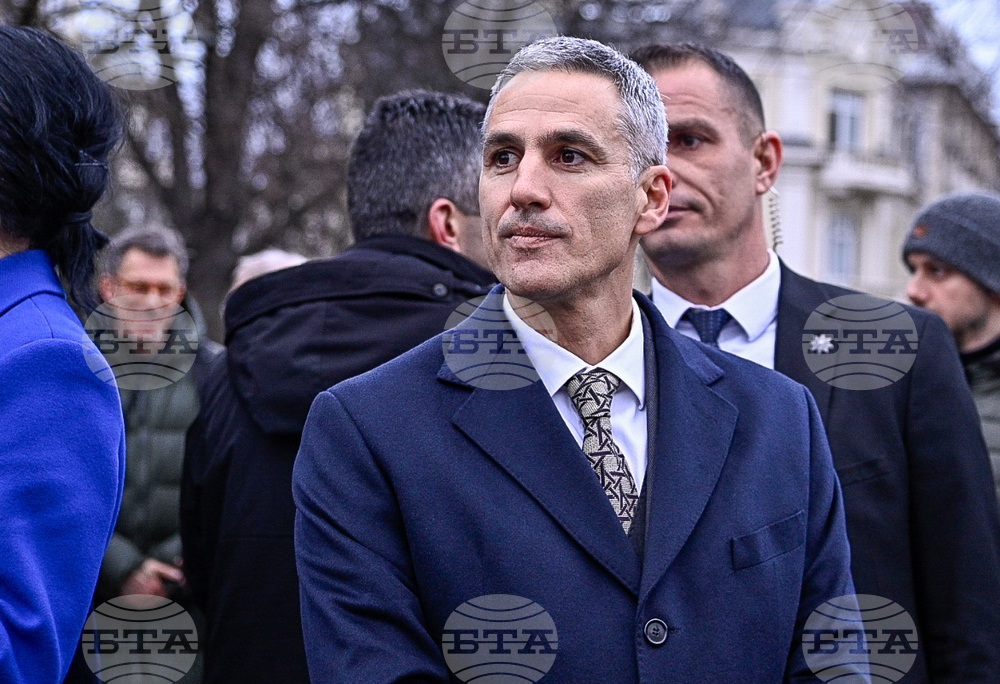 Служебният премиер положи венци на Стената на паметта на загиналите защитници на Украйна