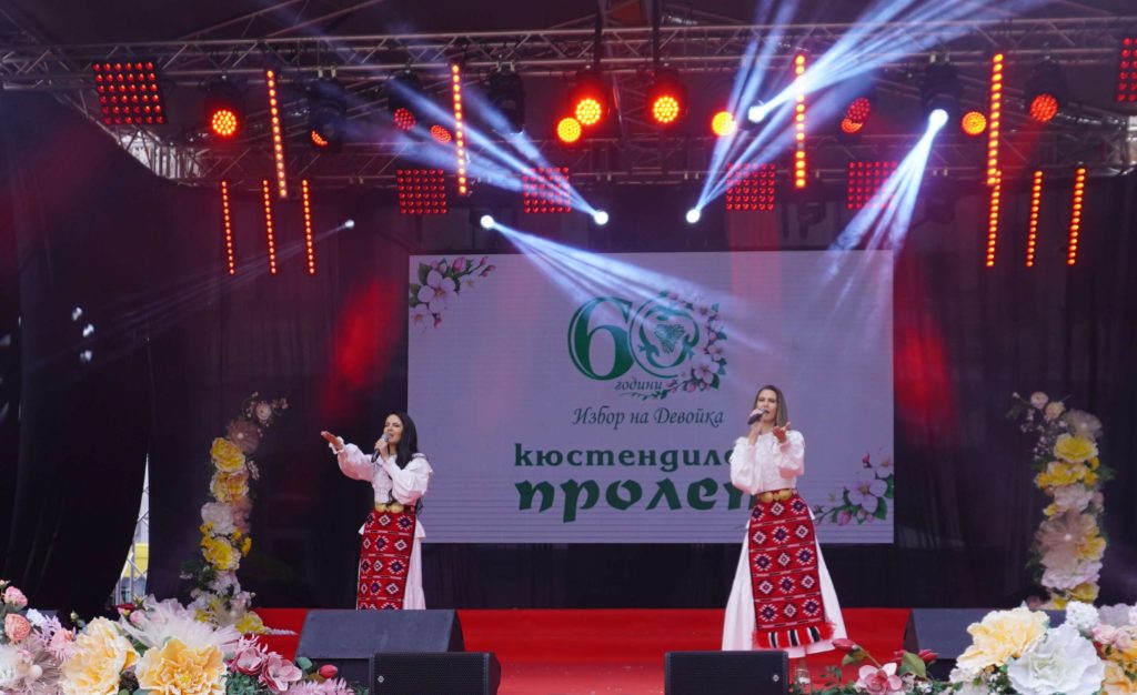 „Фолк Фюжън: Нови звуци на българския фолклор“ накара публиката да извие хора на площада в Кюстендил