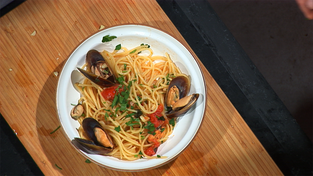 Паста с черни миди (Spaghetti con le cozze) - "На масата с Дядо Маурицио"